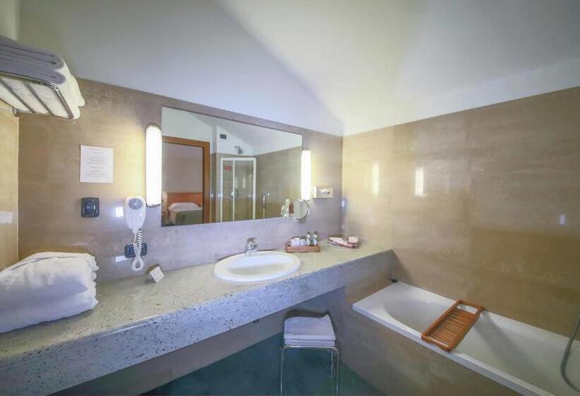 اتاق پنت هاوس, Monica Hotel Fiera