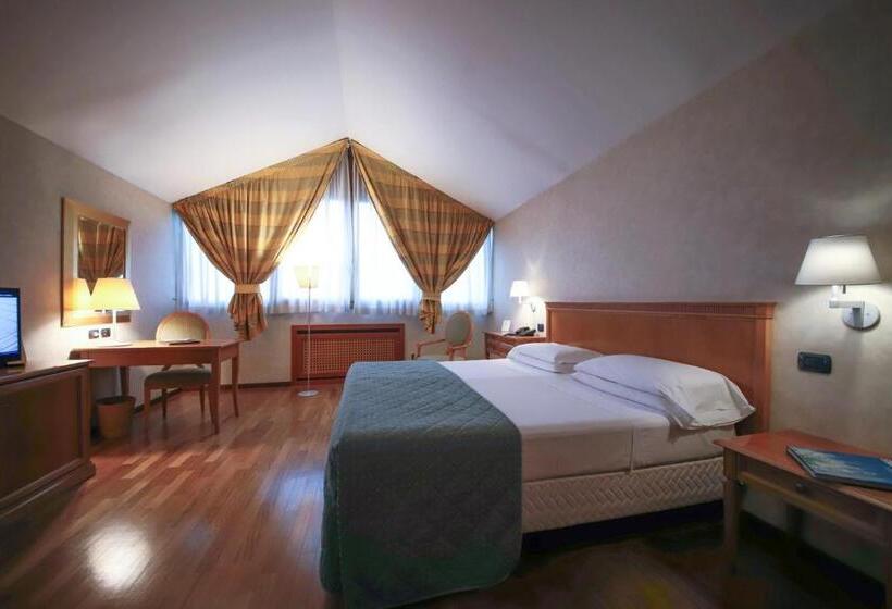 اتاق پنت هاوس, Monica Hotel Fiera