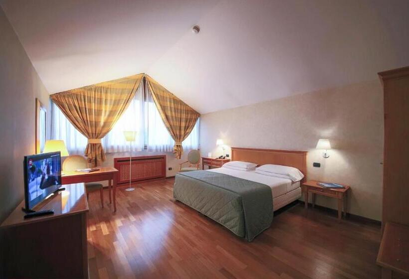 اتاق پنت هاوس, Monica Hotel Fiera