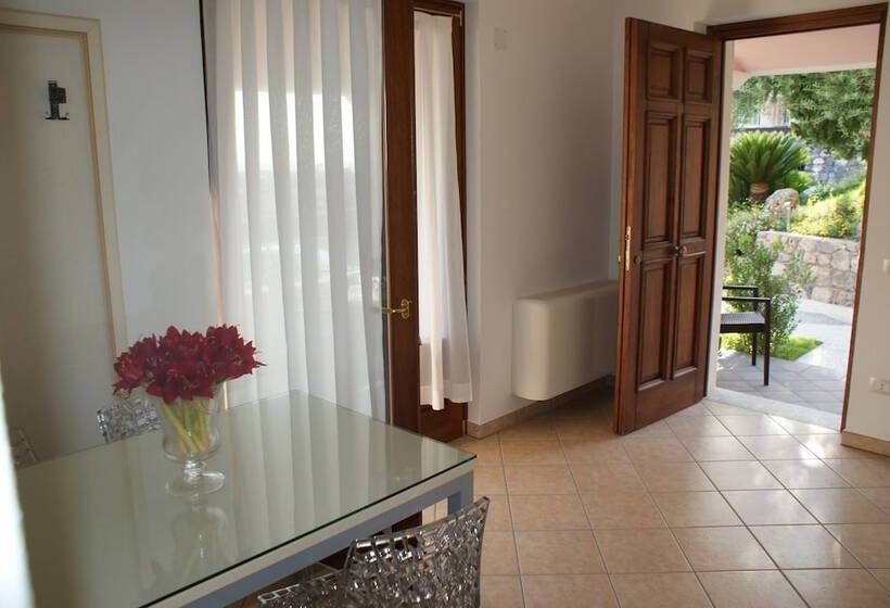 اتاق استاندارد چهار تخته با چشم‌انداز دریا, Ristorante Borgo La Tana