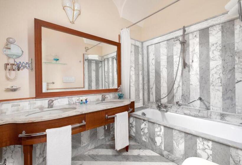 سوئیت جونیور با ماساژ آبی, Mar Hotel Alimuri
