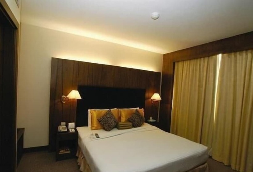 سوییت جونیور, Emas Tawau