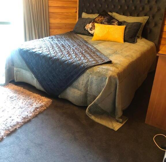 سوییت سوپریور, Alpine Lodge Motel