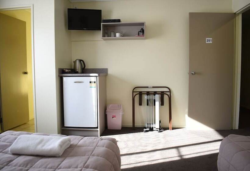 اتاق عادی, Devonwood Motel