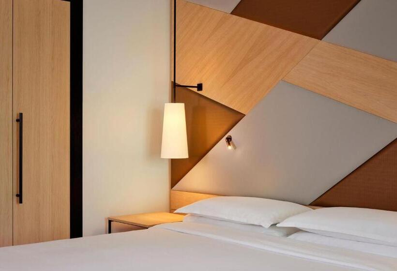 Club Room King Bed, Sheraton Amsterdam Airport Hotel And Conference Center
