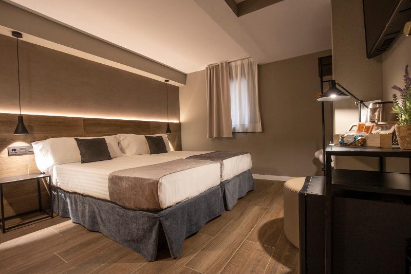 اتاق سوپریور با چشم‌انداز استخر, Tontan Resort Chaam
