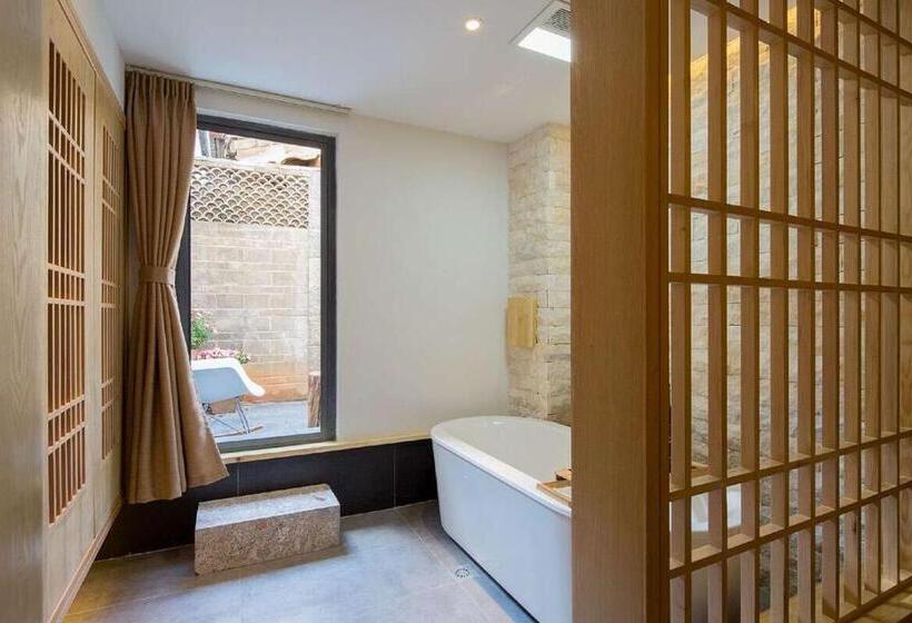 اتاق استاندارد با بالکن, Lijiang Sunshine Nali Inn