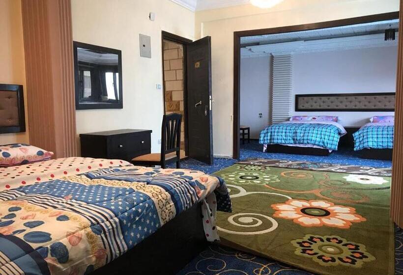 اتاق لوکس خانوادگی, 3 Pyramids View Inn