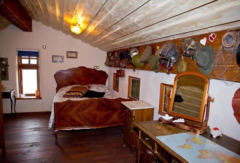 اتاق استاندارد چهارنفره با سرویس بهداشتی مشترک, Raven S Bed