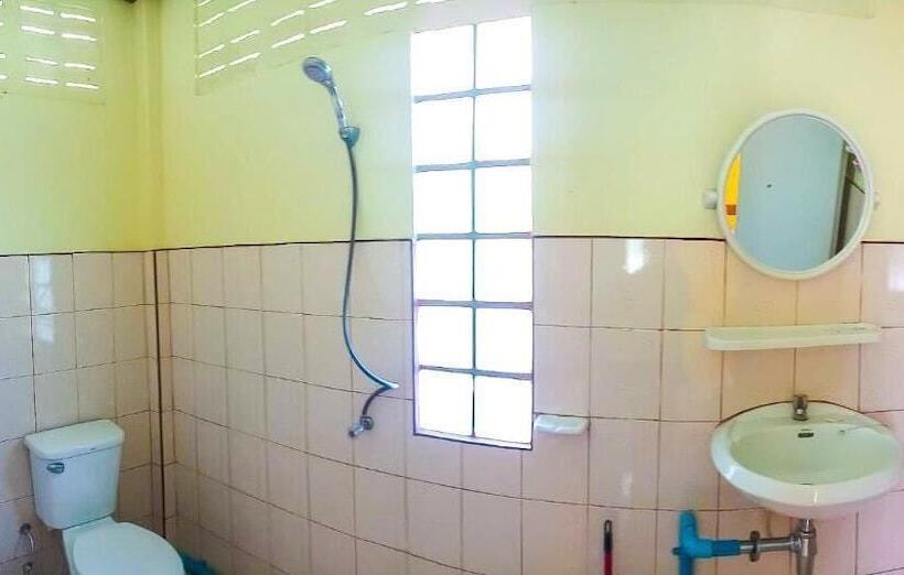 ویلای استاندارد با چشم‌انداز باغ, T And T House