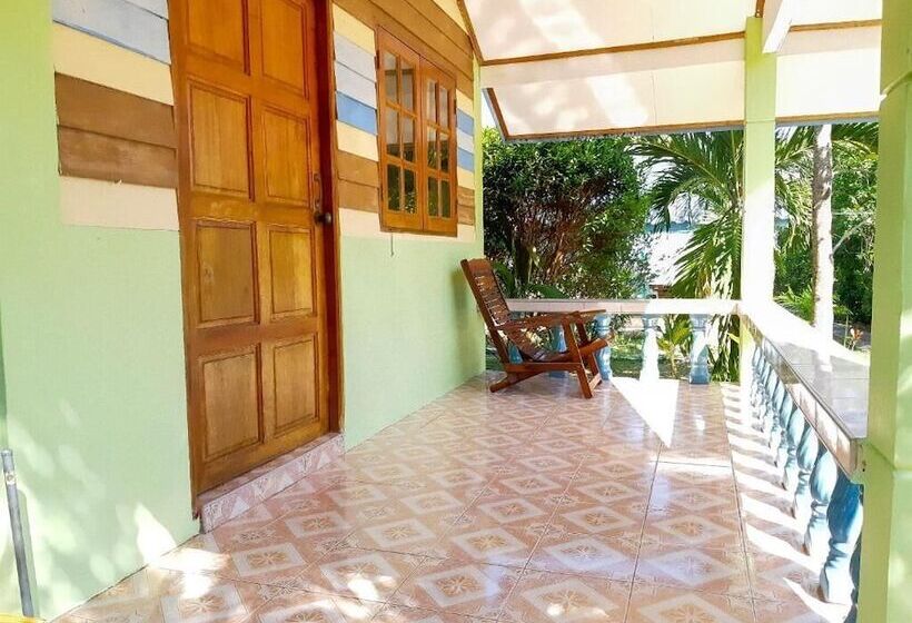 ویلای استاندارد با چشم‌انداز باغ, T And T House