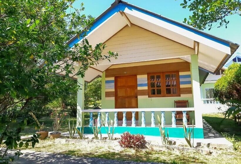 ویلای استاندارد با چشم‌انداز باغ, T And T House