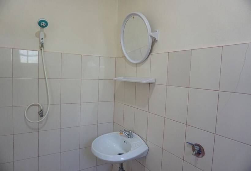 ویلای استاندارد با چشم‌انداز باغ, T And T House