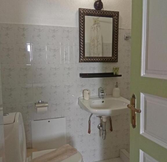 اتاق اکونومی, Guesthouse Iro