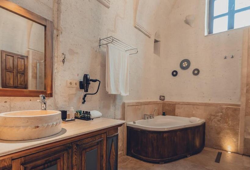 سوییت لوکس, Nino Cave Suites