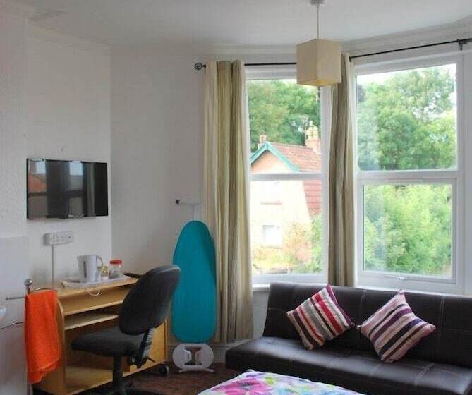 اتاق استاندارد سه تخته با سرویس بهداشتی مشترک, Clift Guest House