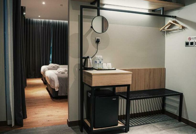 اتاق استاندارد چهار تخته, Amigo Hotel Miri