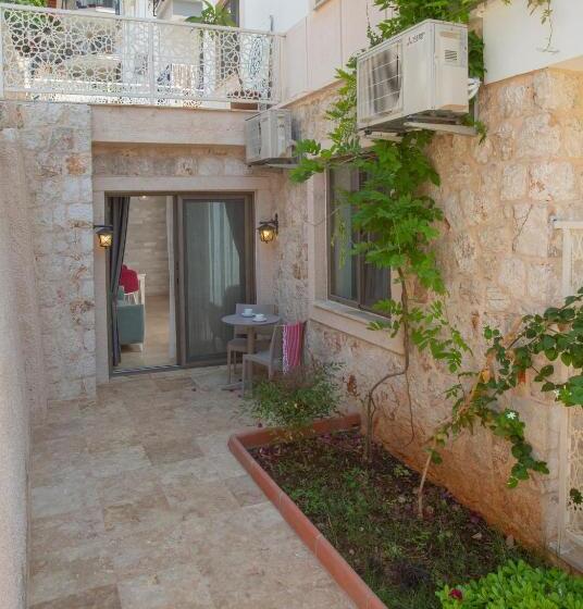 استودیوی استاندارد, Cedrus Suites