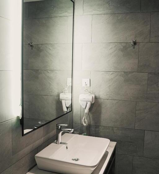 اتاق استاندارد چهار تخته, Amigo Hotel Miri