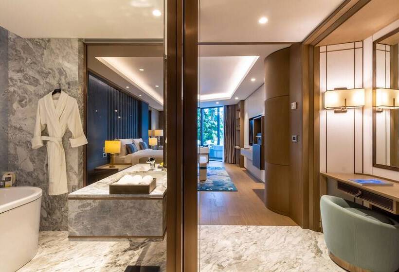 سوییت با چشم‌انداز استخر, Reges, A Luxury Collection Resort & Spa, Cesme