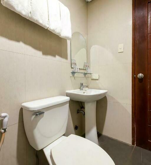 سرير فى غرفة مشتركه, Royale Parc Hotel Puerto Princesa Palawan