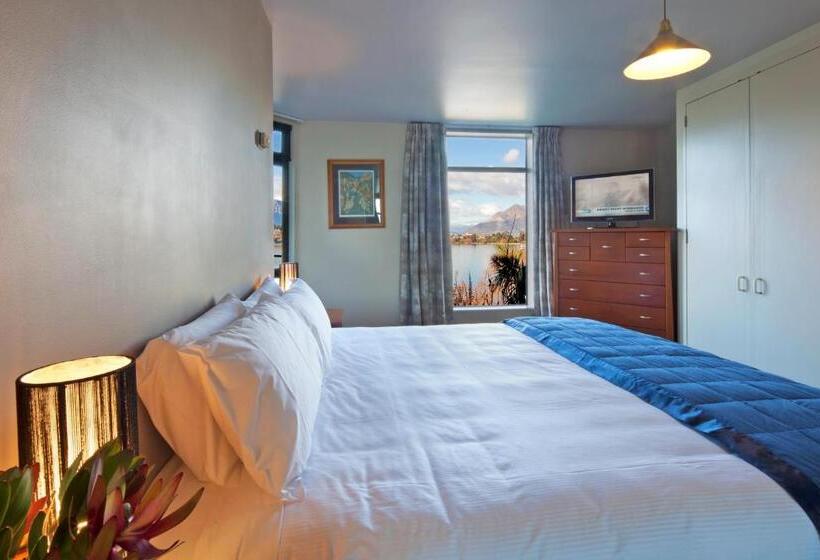 1 Bedroom Apartment Lake View, Apartments At Spinnaker Bay