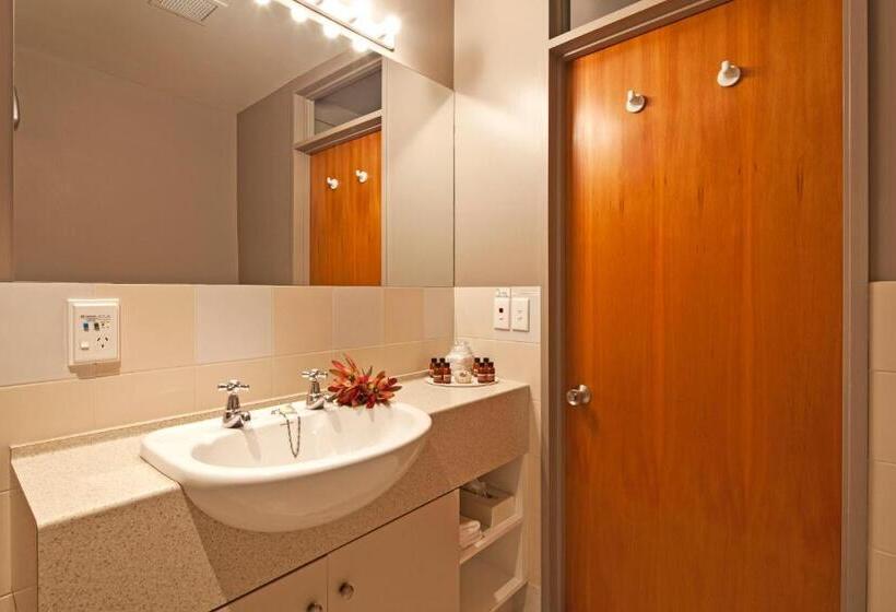 1 Bedroom Apartment Lake View, Apartments At Spinnaker Bay