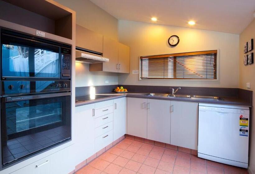 1 Bedroom Apartment Lake View, Apartments At Spinnaker Bay