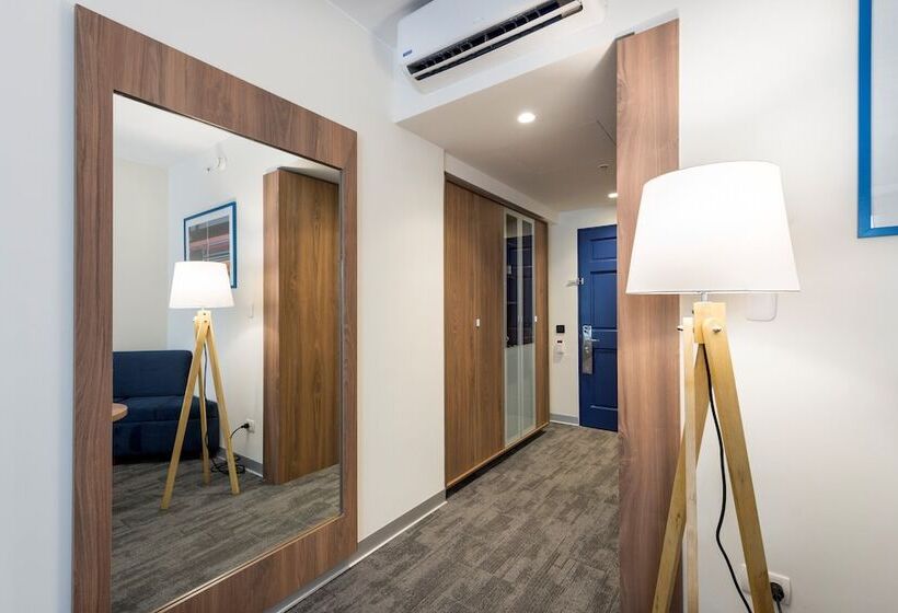 带2个双人床的标准工作室, Crowne Plaza Lima, An Ihg