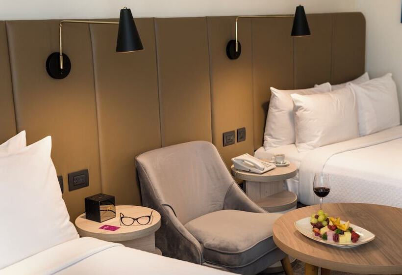 带2个双人床的标准工作室, Crowne Plaza Lima, An Ihg