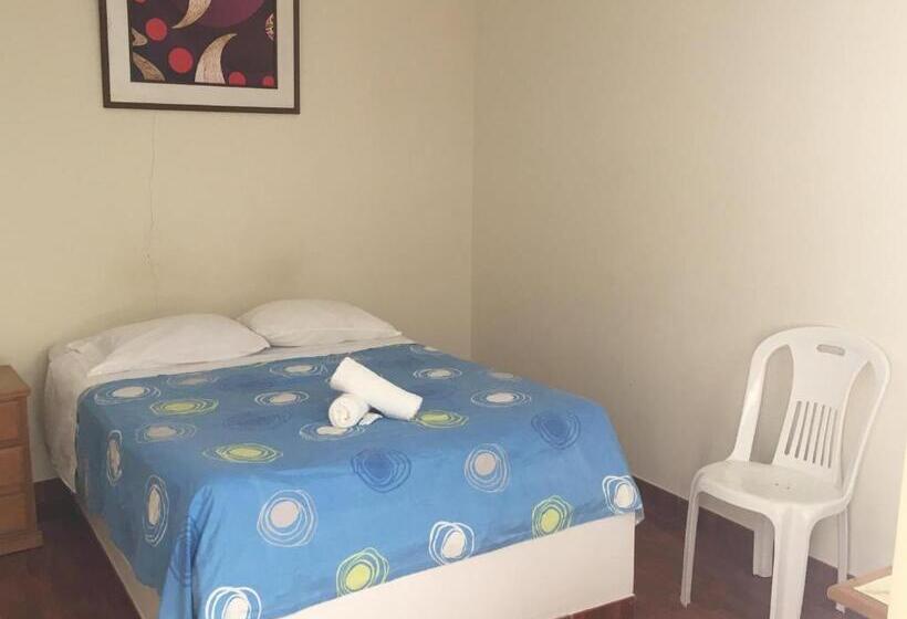 اتاق استاندارد با سرویس بهداشتی مشترک, Paracas Backpackers House