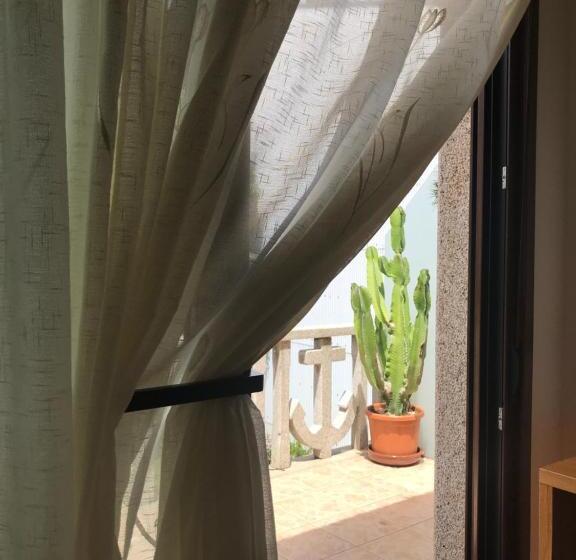اتاق لوکس با بالکن, Ave Del Mar
