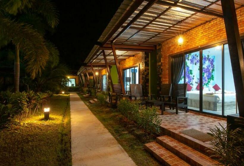 اتاق استاندارد سه تخته با بالکن, Siri Lanta Resort