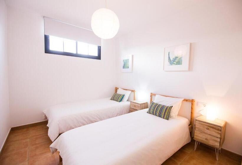 سرير فى غرفة مشتركه, Surfers Retreat
