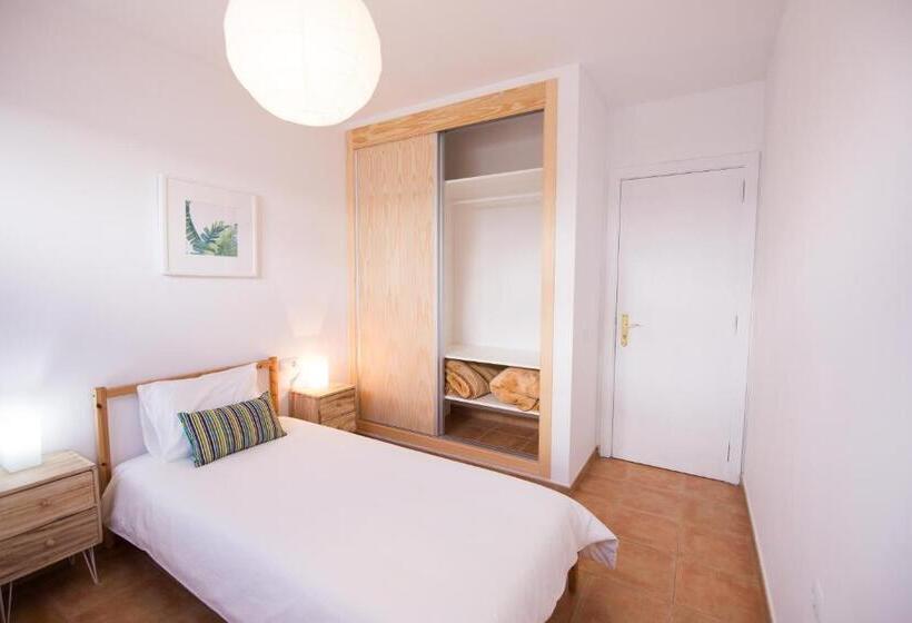 سرير فى غرفة مشتركه, Surfers Retreat
