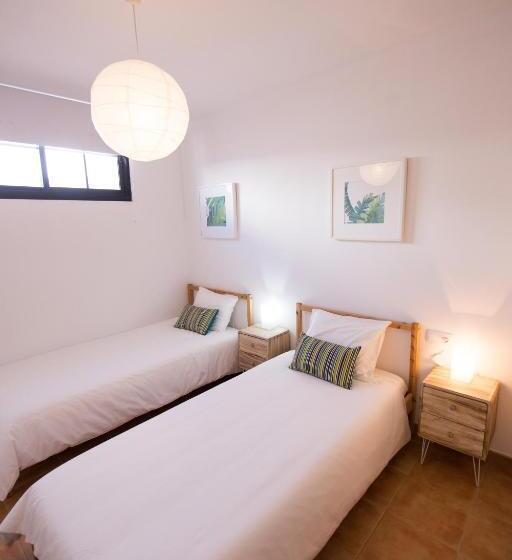 سرير فى غرفة مشتركه, Surfers Retreat