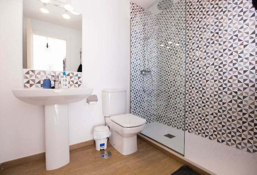 سرير فى غرفة مشتركه, Surfers Retreat