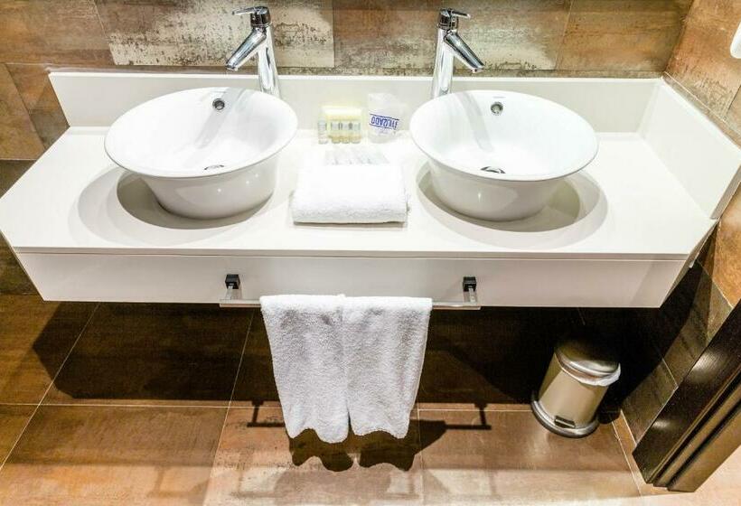 سوییت جونیور, Hospedium Hotel Los Periquitos
