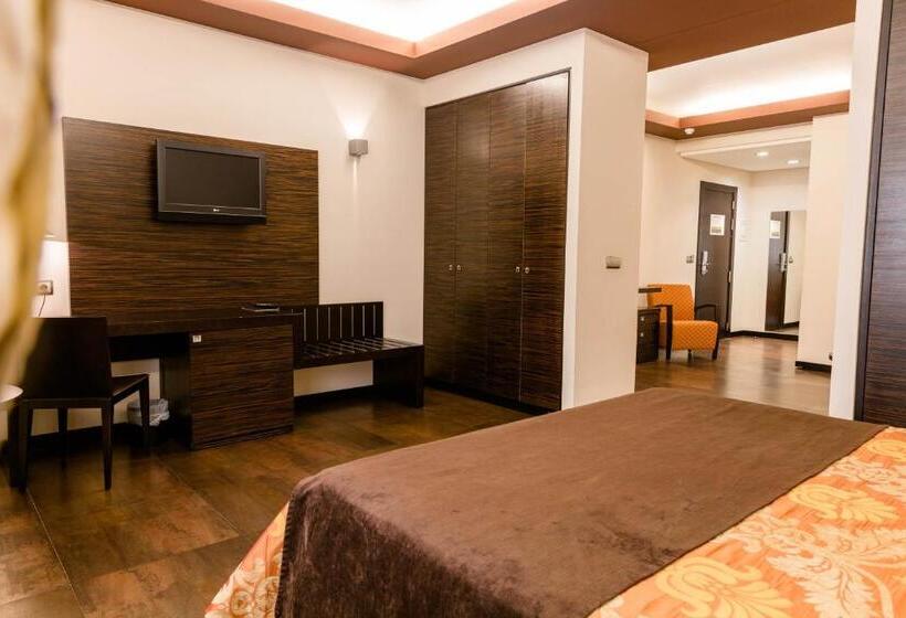 سوییت جونیور, Hospedium Hotel Los Periquitos