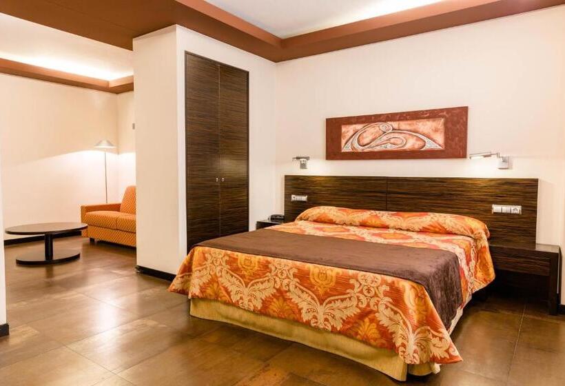 سوییت جونیور, Hospedium Hotel Los Periquitos