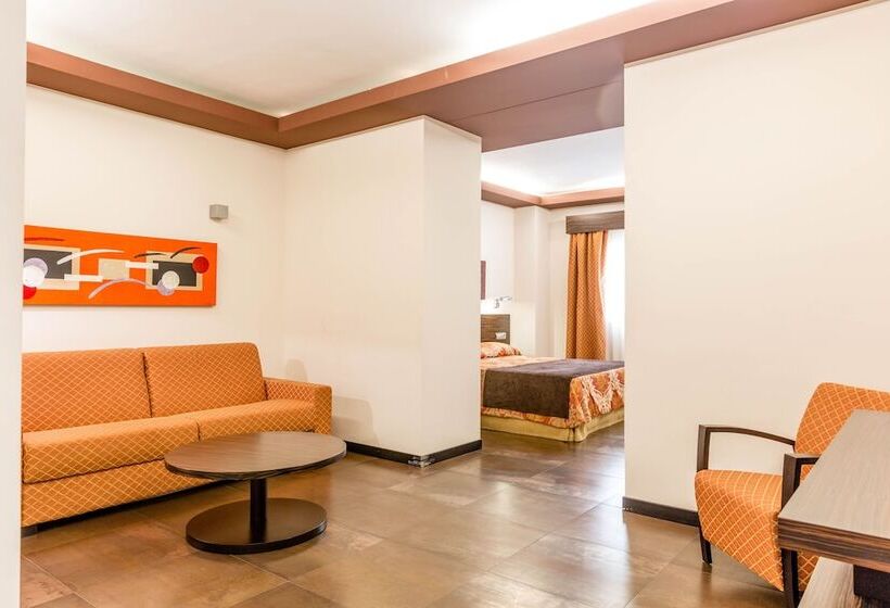 سوییت جونیور, Hospedium Hotel Los Periquitos