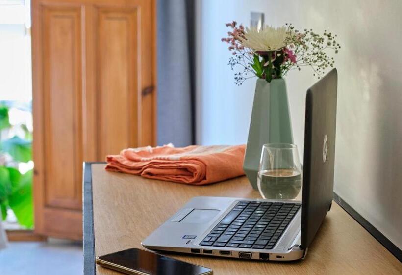 اتاق استاندارد سه تخته با بالکن, Sweet Sevilla Suites
