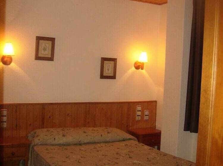 اتاق استاندارد سه نفره, Hostal Pernalle