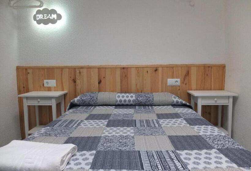 1 Bedroom Penthouse Apartment, Los Angeles Plaza