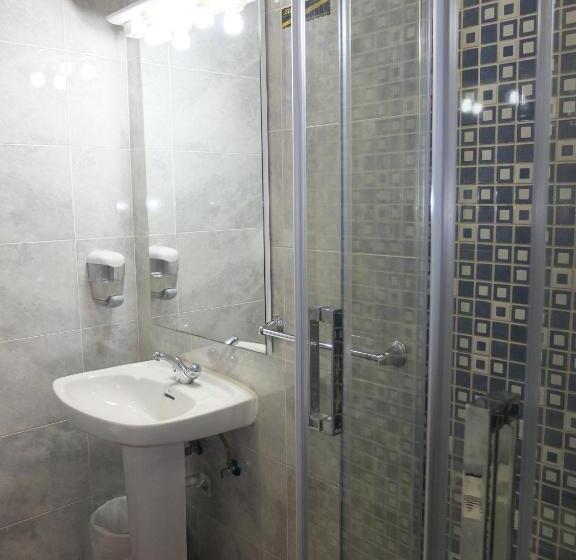 اتاق خانوادگی با سرویس بهداشتی مشترک, Los Angeles Plaza