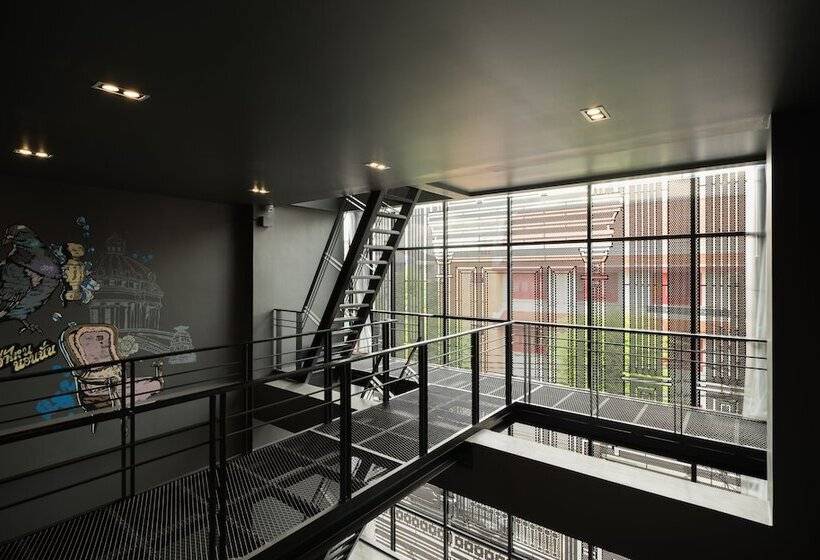 تختخواب در اتاق مشترک, Issara By D Hostel