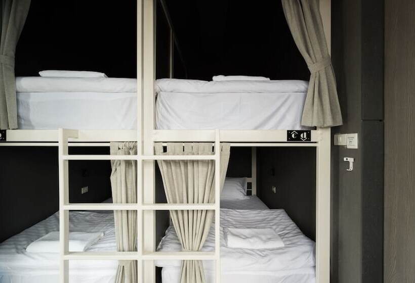 تختخواب در اتاق مشترک, Issara By D Hostel