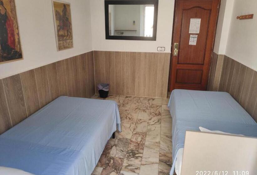 اتاق استاندارد با سرویس بهداشتی مشترک, Hostel Triana Backpackers