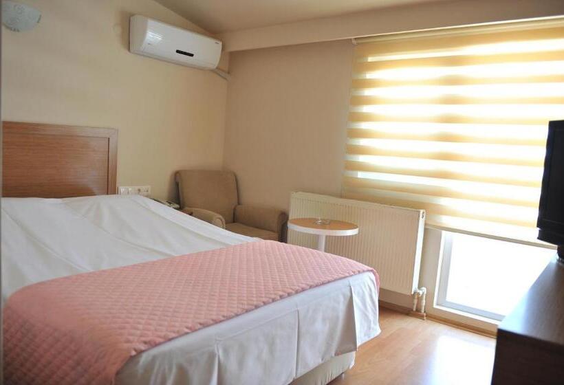 اتاق استاندارد سه نفره, Serenti