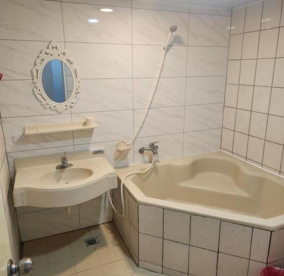 اتاق استاندارد چهار تخته, Chihpen Hot Spring